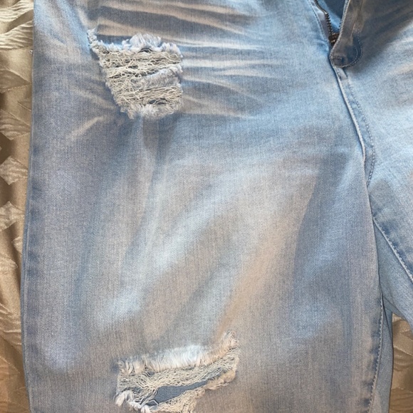 Stretchy Light Wash Ripped Jeans Size 15 - Picture 4 of 7
